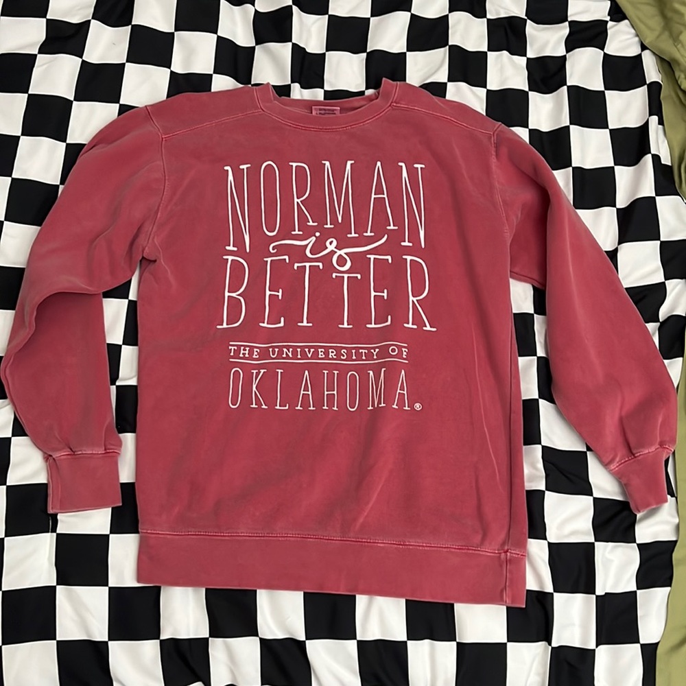 This is a super cute OU sweatshirt!! It’s a size small